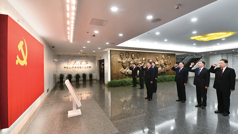 2017年10月31日，中共中央總書記、國家主席、中央軍委主席習近平帶領中共中央政治局常委李克強、栗戰(zhàn)書、汪洋、王滬寧、趙樂際、韓正，瞻仰上海中共一大會址和浙江嘉興南湖紅船。這是31日上午，在上海中共一大會址紀念館，習近平帶領其他中共中央政治局常委同志一起重溫入黨誓詞。 